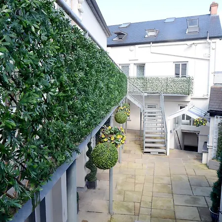 The Helm Apartments & Lodge B&B